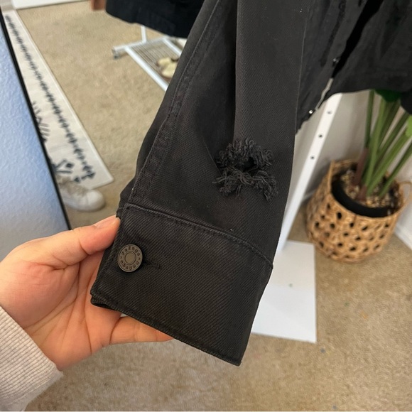 😮‍💨🖤 Refuge Black Distressed Denim Jacket Sz L | Shredded Ripped Trucker Jacket - Picture 6 of 7